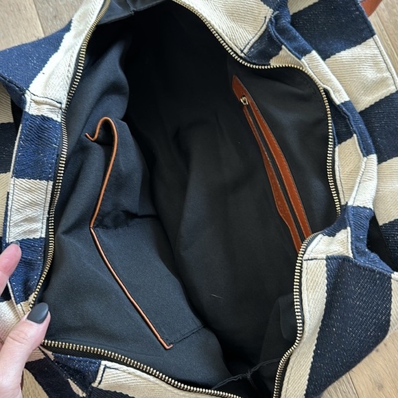 SOLE SOCIETY Millie printed oversized tote navy stripes. OS - Picture 6 of 12